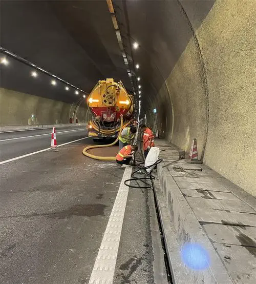 白云隧道排水渠清淤